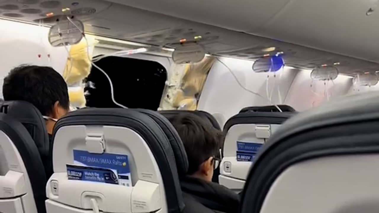 Beeld uit video: Passagier filmt gat in vliegtuig tijdens vlucht in VS