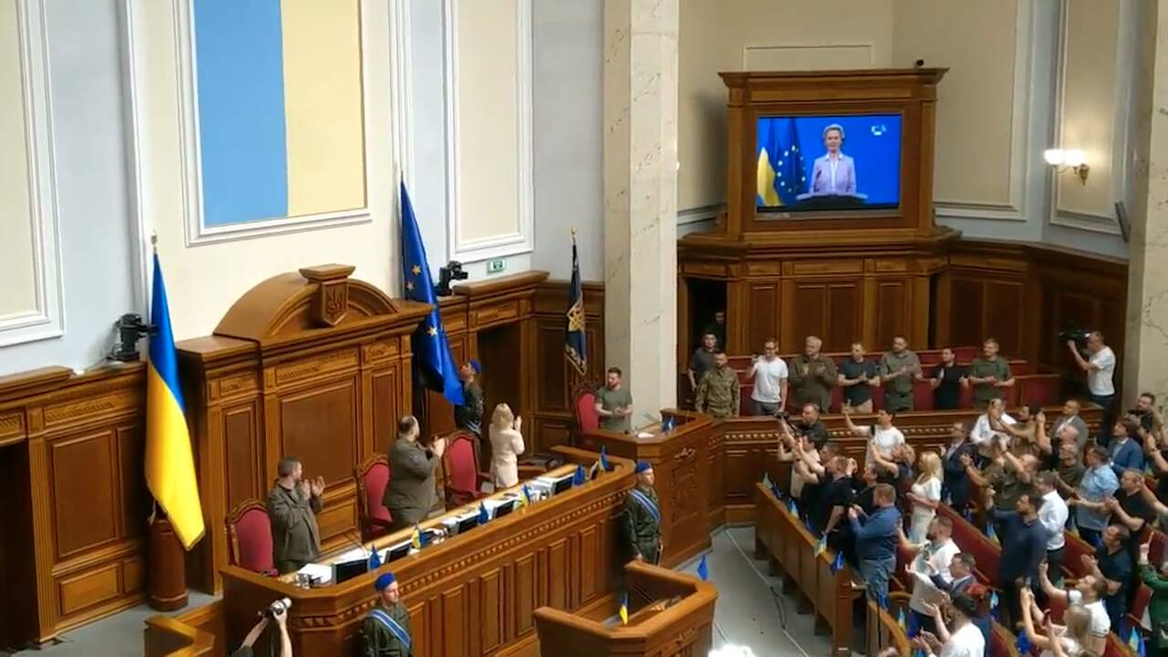 Beeld uit video: Europese vlag onthaald in Oekraïens parlement