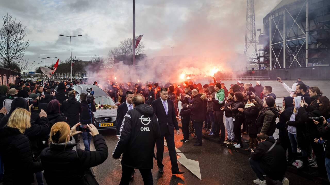 Honderden fans van Feyenoord kwamen naar het stadion om de oud-speler een laatste eer te bewijzen.
