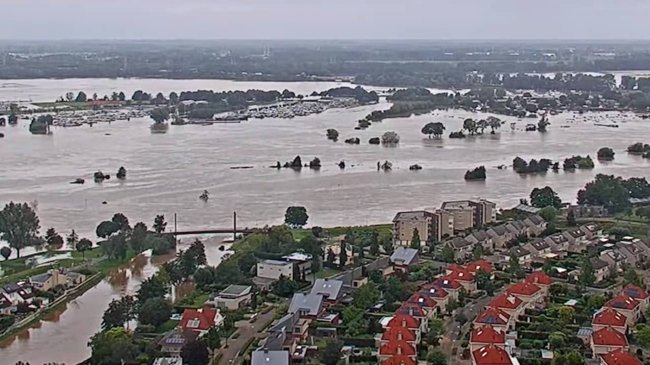 Beeld uit video: Webcambeelden tonen hoge waterstand in Roermond