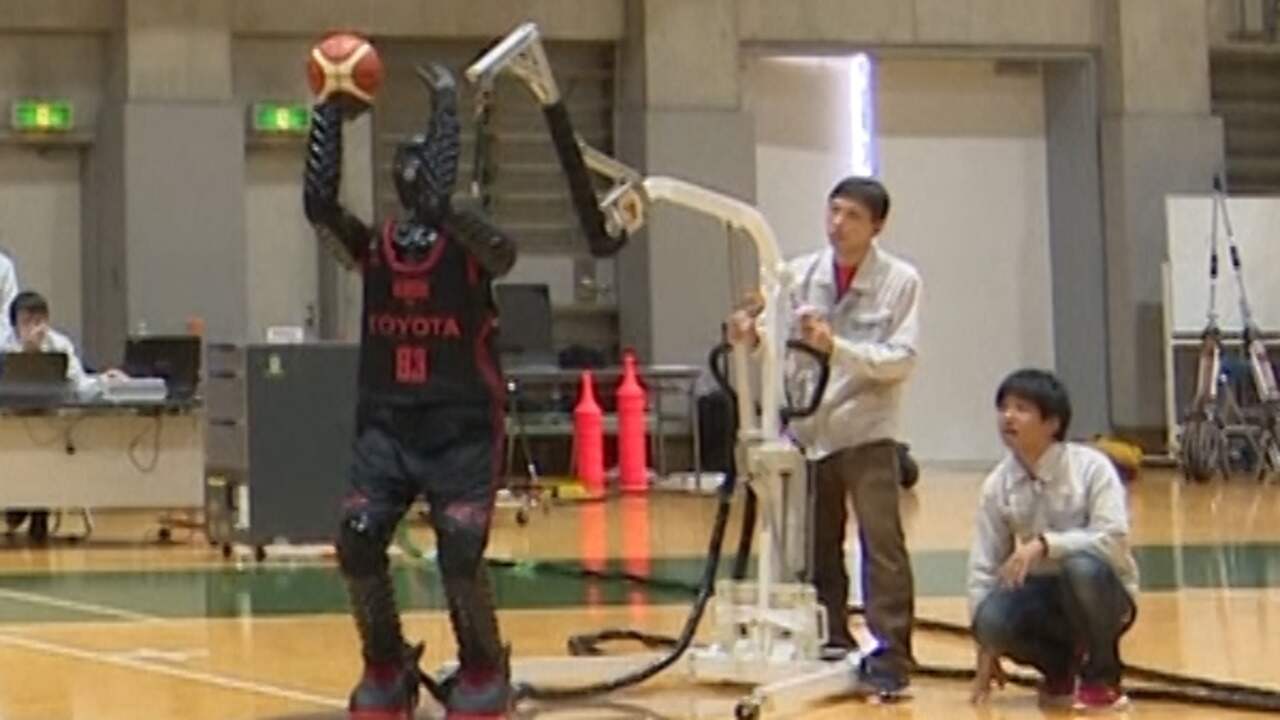 Japanse ingenieurs onthullen basketballende robot