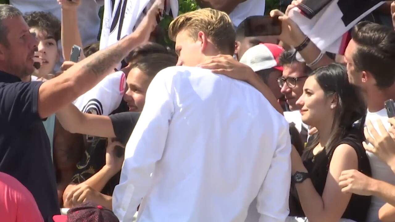 Juventus-supporters zingen De Ligt toe in Turijn