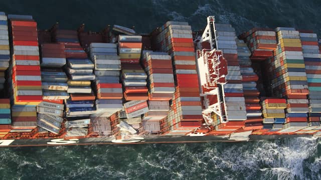 OVV waarschuwt grote schepen bij Waddeneilanden na ongeval MSC Zoe. OVV waarschuwt grote schepen bij Waddeneilanden na ongeval MSC Zoe.