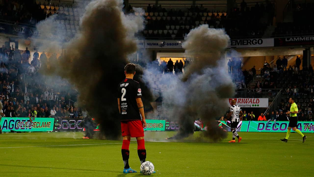 De wedstrijd werd in de slotfase stilgelegd wegens rookbommen op het veld.
