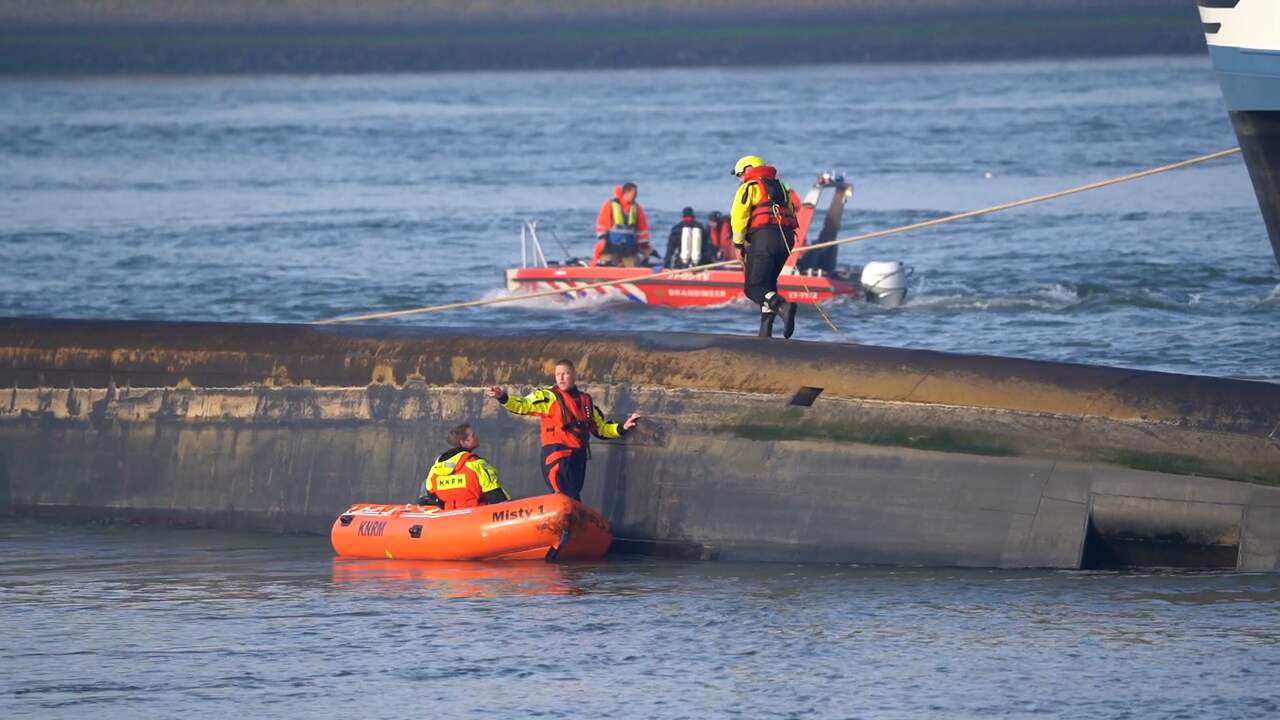 Beeld uit video: Hulpdiensten zoeken opvarende van gekapseisd schip op Nieuwe Waterweg