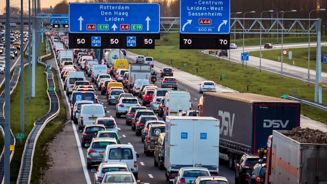 A1 bij Bathmen afgesloten na ernstig ongeluk met meerdere voertuigen. A1 bij Bathmen afgesloten na ernstig ongeluk met meerdere voertuigen.