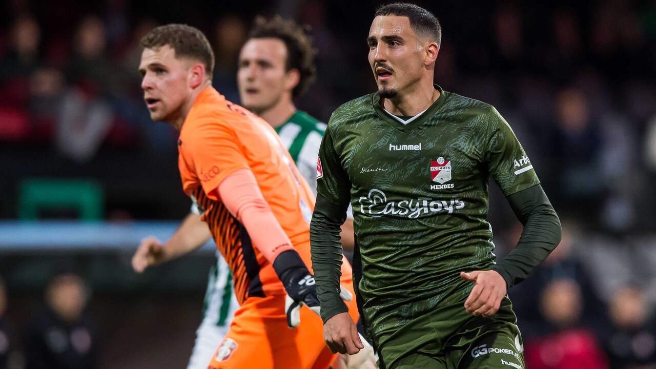 Emmen-aanvaller Rui Mendes ziet hoe zijn lob in het doel belandt.