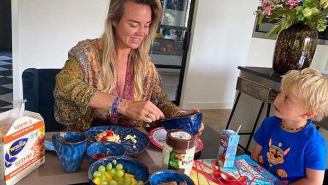 Monique Westenberg aan het ontbijt. (Foto: Instagram/André Hazes)