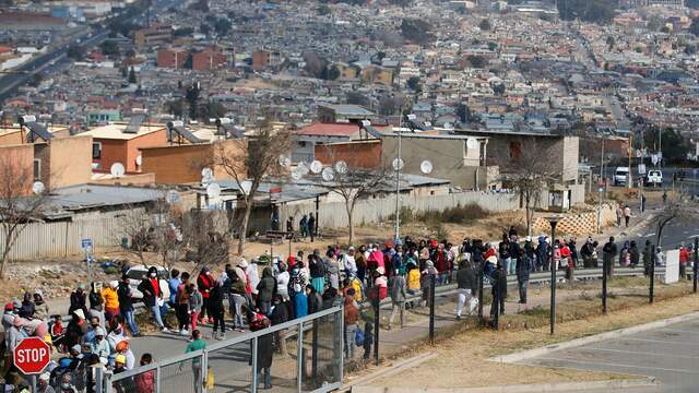 In township Alexandria in Johannesburg staan inwoners in de rij voor het winkelcentrum Alex Mall.