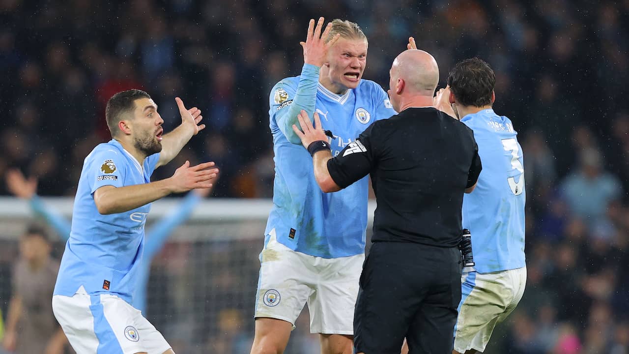 Pep Guardiola’s Frustration with Referee Simon Hooper in Manchester City-Tottenham Hotspur Match: A Controversial Decision and Guardiola’s Response