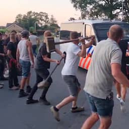 Video | Boeren slaan met hamers in op politieauto's bij Kootwijkerbroek