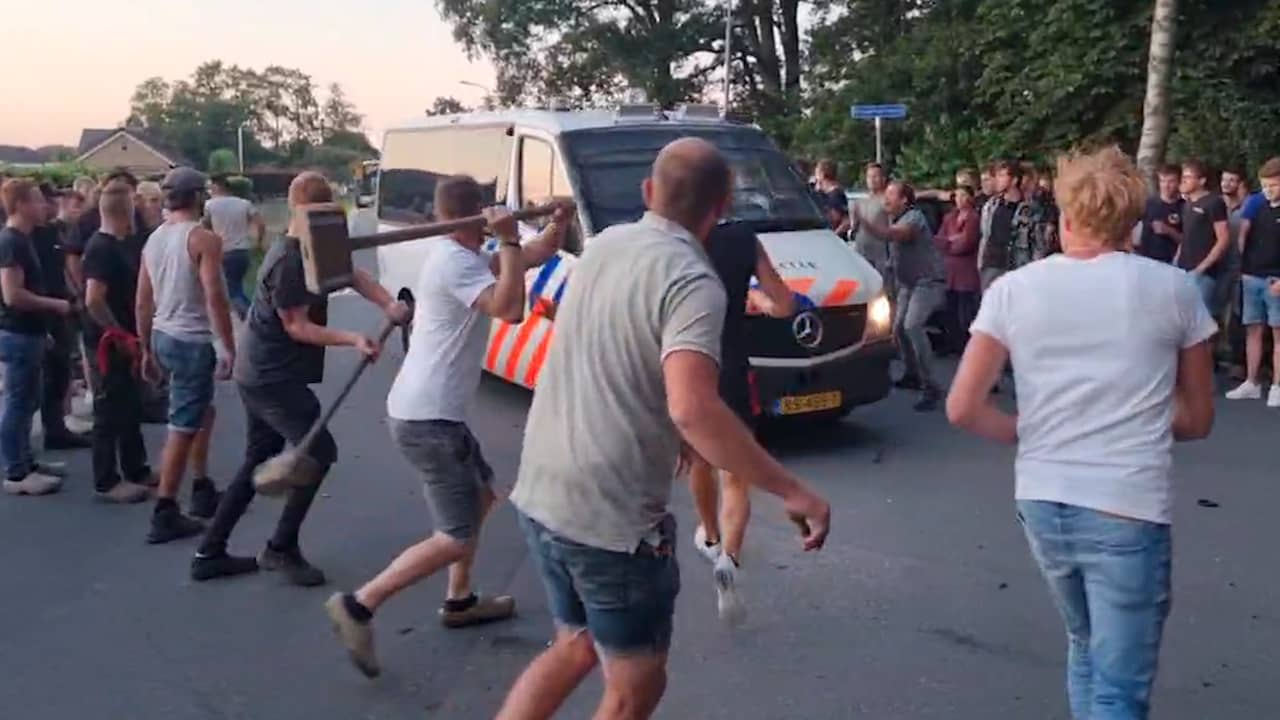 Beeld uit video: Boeren slaan met hamers in op politieauto's bij Kootwijkerbroek
