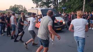 Boeren slaan met hamers in op politieauto's bij Kootwijkerbroek