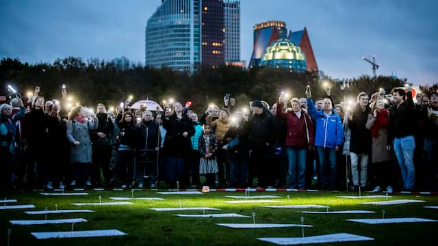 Na de zomervakantie krijgt Nederland te maken met een tweede golf en strengere maatregelen. Er wordt steeds vaker gedemonstreerd, zoals hier tegen de spoedwet.