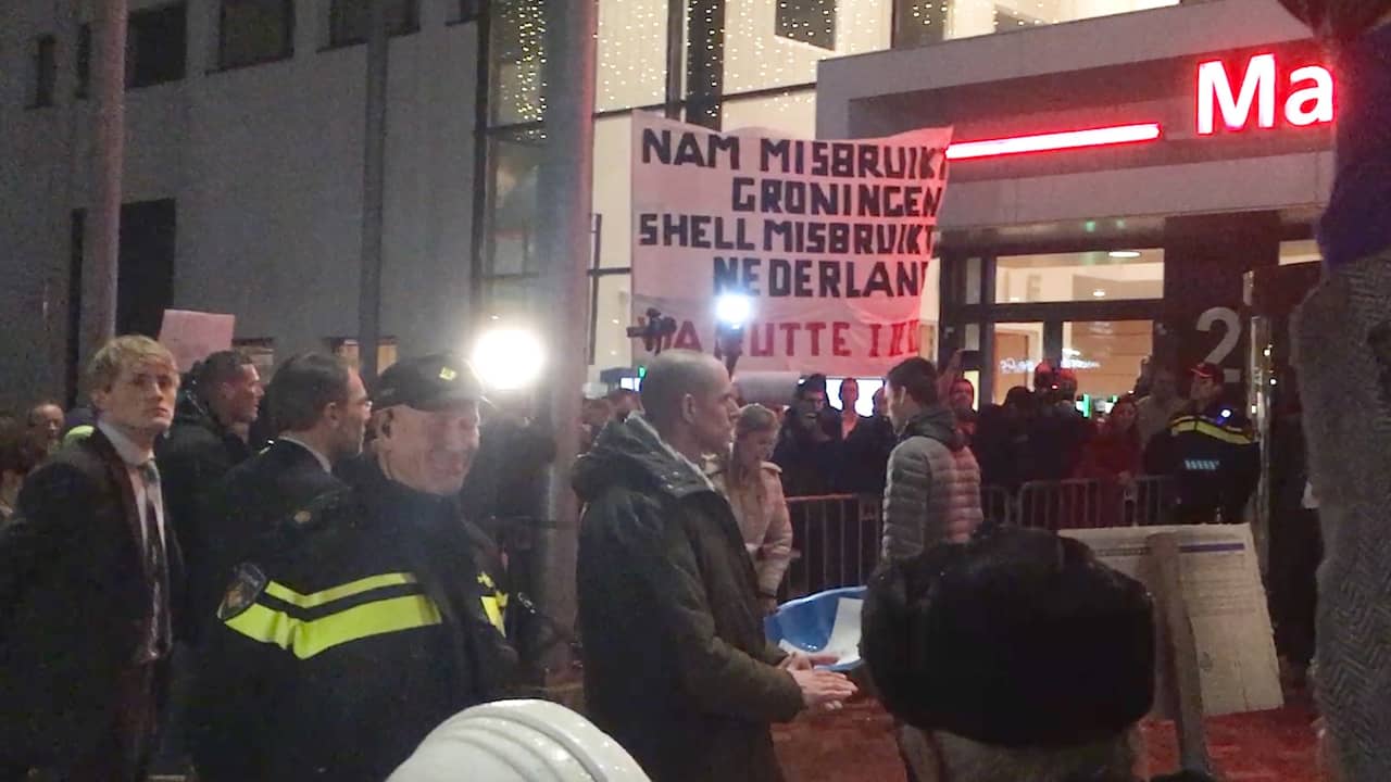 Beeld uit video: Luidruchtig protest in Groningen tijdens bezoek minister Wiebes