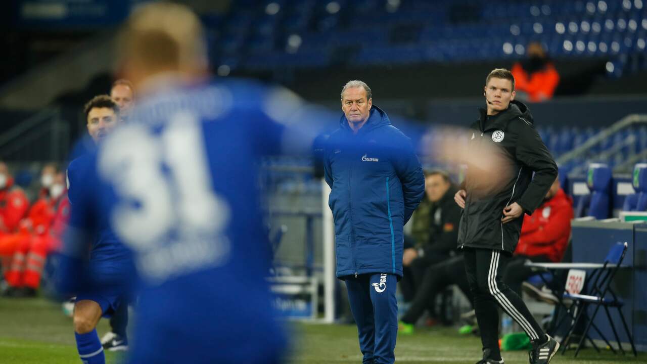 Huub Stevens is na de korte winterstop geen trainer meer bij Schalke 04.