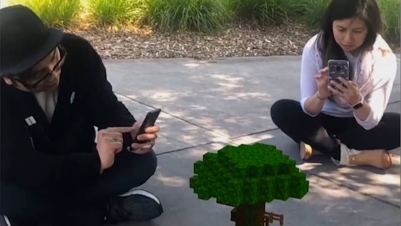 Beeld uit video: Gamers plaatsen via smartphone Minecraft-blokken in echte wereld