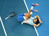 Djokovic worstelt weer met blessure, maar haalt wel vierde ronde Australian Open