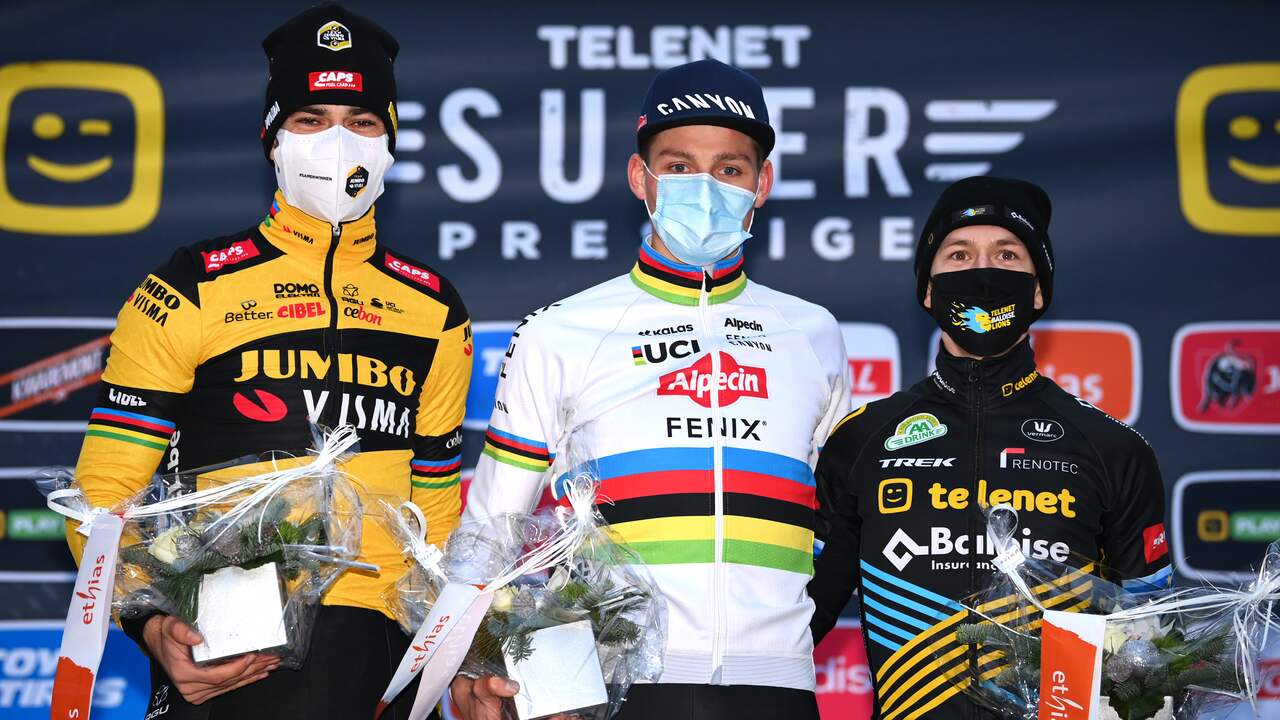Het podium met Wout van Aert, Mathieu van der Poel en Lars van der Haar (van links naar rechts).