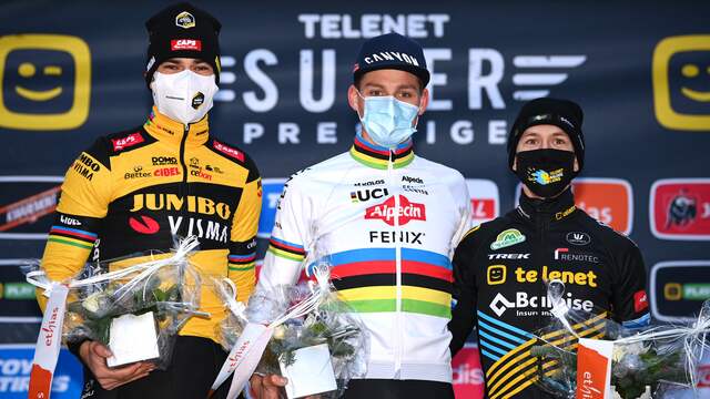 Het podium met Wout van Aert, Mathieu van der Poel en Lars van der Haar (van links naar rechts).