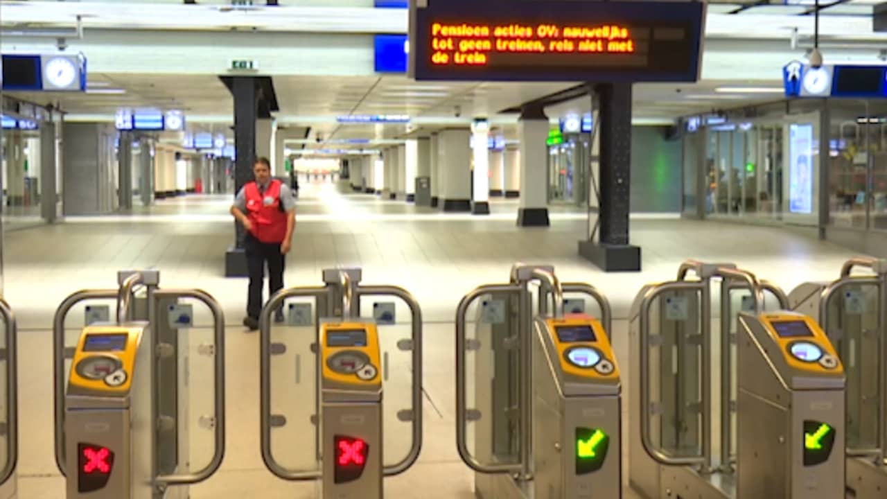 Beeld uit video: Stations nagenoeg verlaten door landelijke staking ov