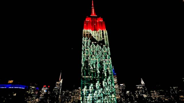 Stormtroopers marcheren over Empire State Building tijdens lichtshow
