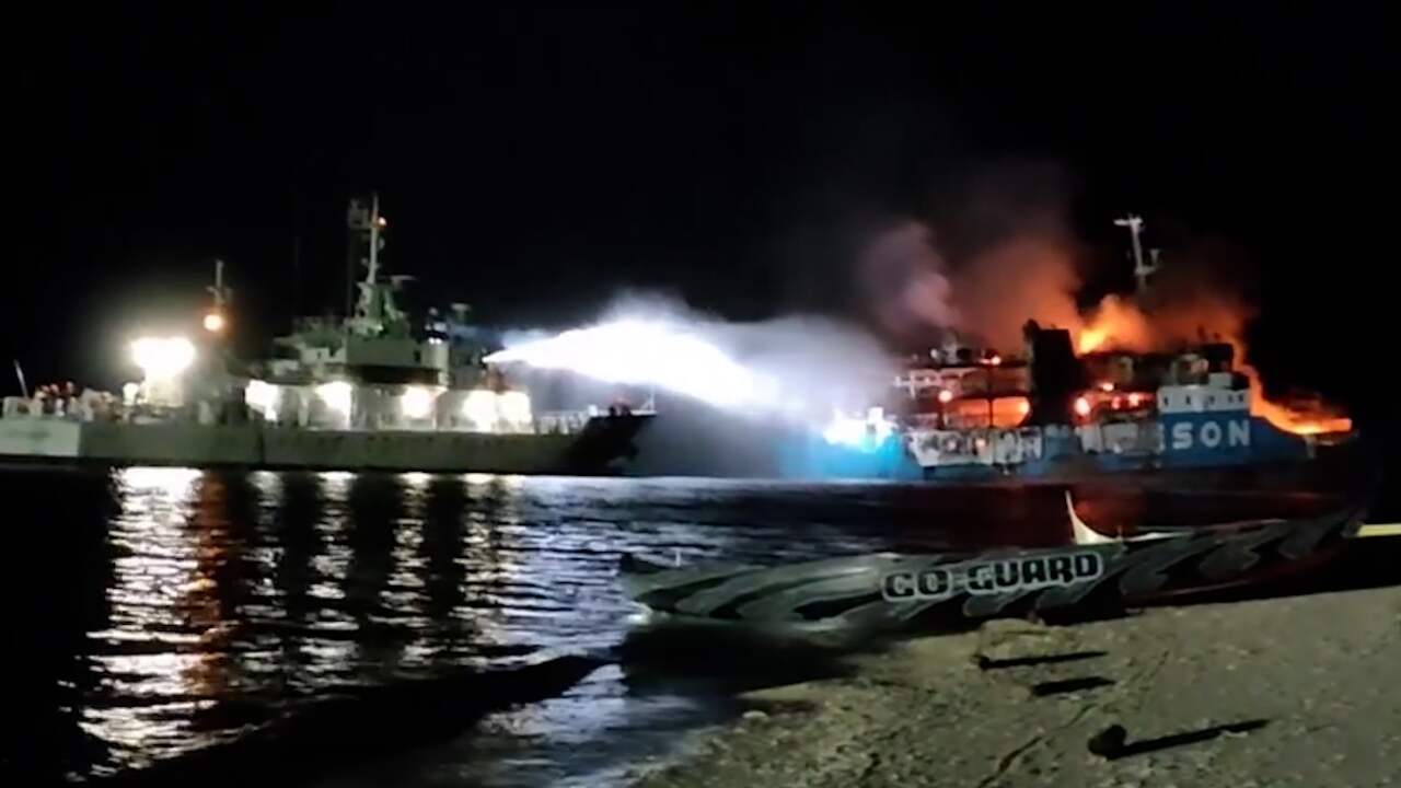 Beeld uit video: Blusboot bestrijdt dodelijke brand op Filipijnse veerboot