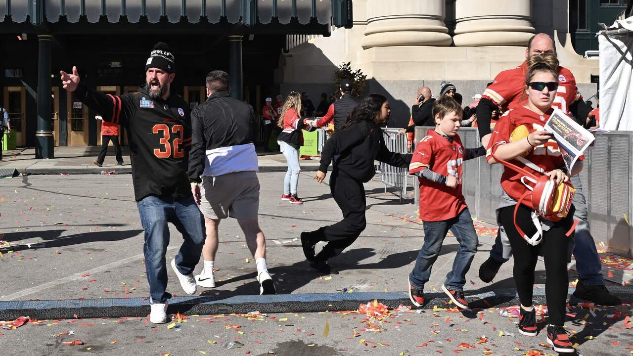 At least one dead and 14 injured after shooting at Super Bowl winner