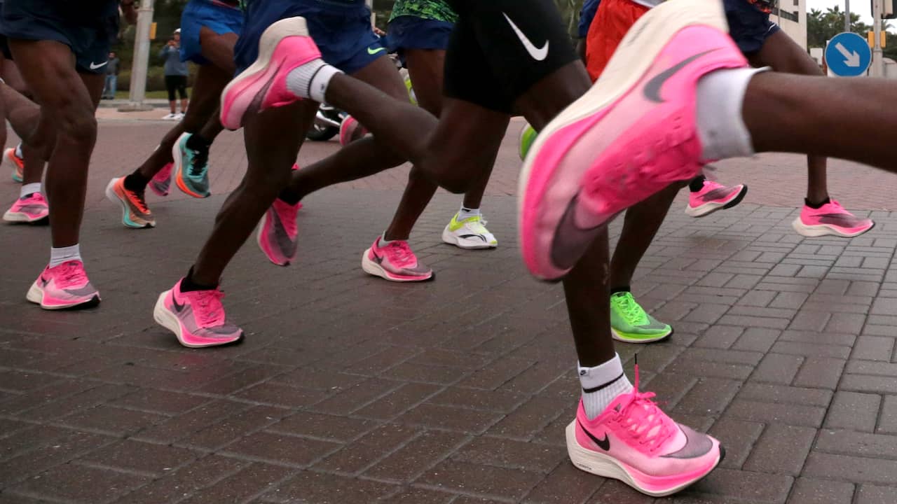 Online van sportschoenen drijft kwartaalwinst Nike | | NU.nl