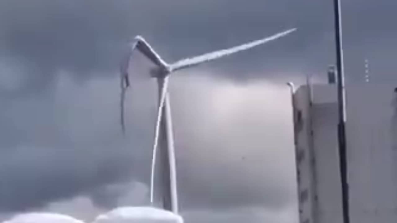 Beeld uit video: Blad van Belgische windmolen begeeft het en knakt dubbel