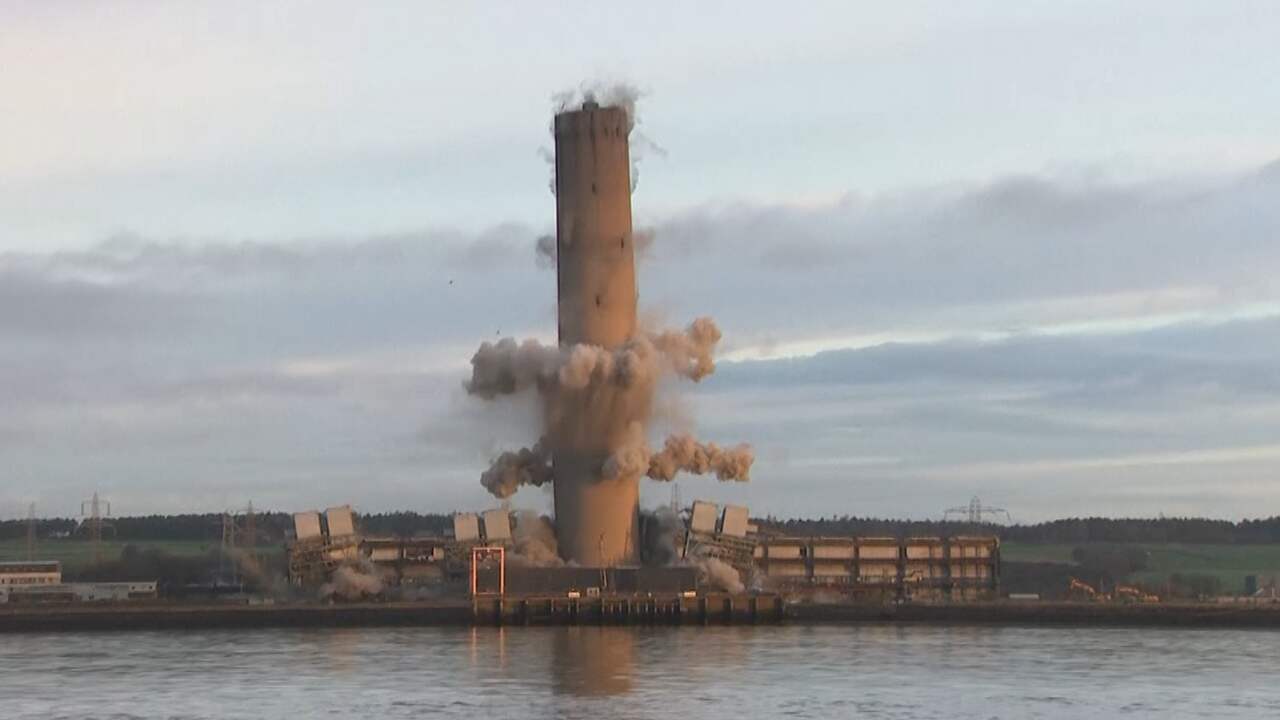 Beeld uit video: Schoorsteen van laatste Schotse kolencentrale neergehaald