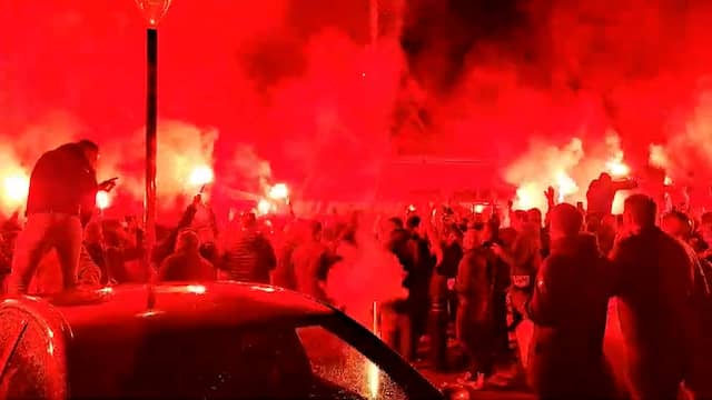 Zo werd spelersbus PSV onthaald na monsterzege op Heerenveen