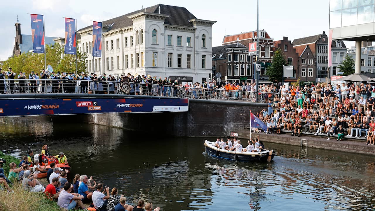 Na de presentatie op het Vredenburgplein stapten de renners in een boot voor een tocht over de singel.