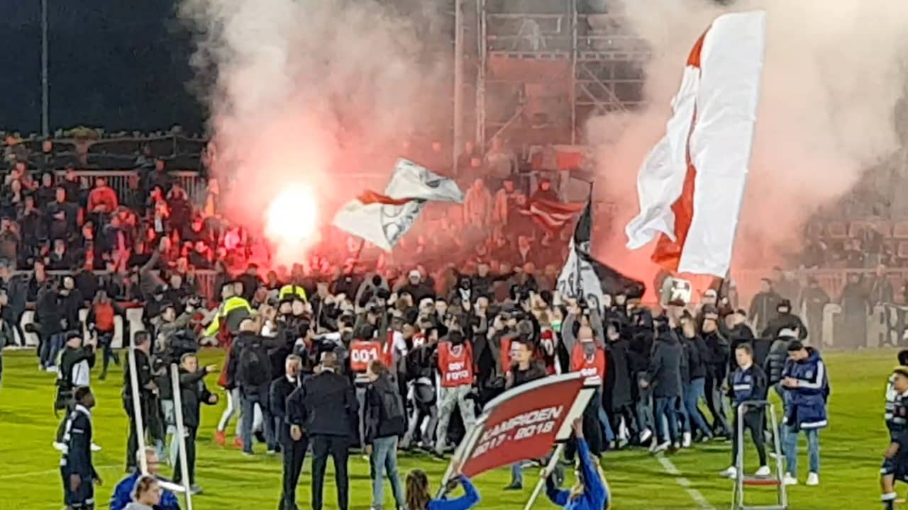 Fans rennen veld op na kampioenschap Jong Ajax