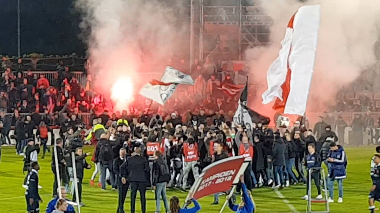 Beeld uit video: Fans rennen veld op na kampioenschap Jong Ajax