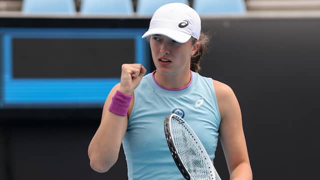 Iga Swiatek juicht naar haar winst op Arantxa Rus.