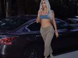Paris Hilton poseert als Kim Kardashian voor kledinglijn Kanye West