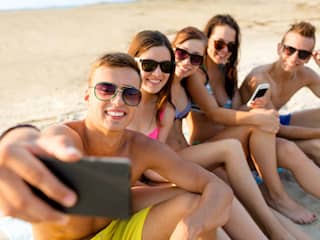 Selfie strand vrienden roaming roamingkosten