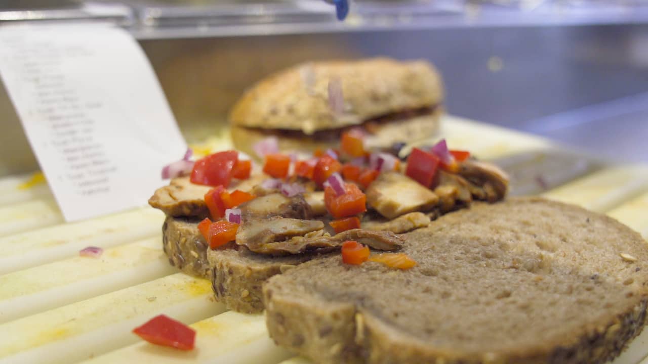 Beeld uit video: Van bijna failliet tot Ruttes koffie: tosti's met 'bijzondere' bediening