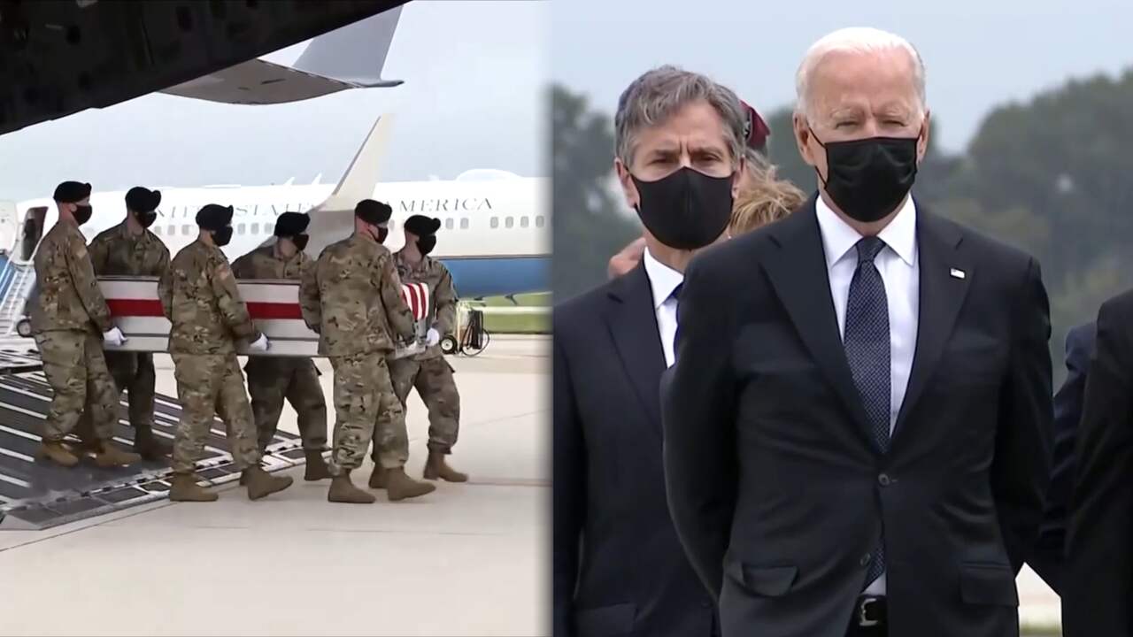 Beeld uit video: Lichamen van in Kaboel gesneuvelde militairen komen aan in VS