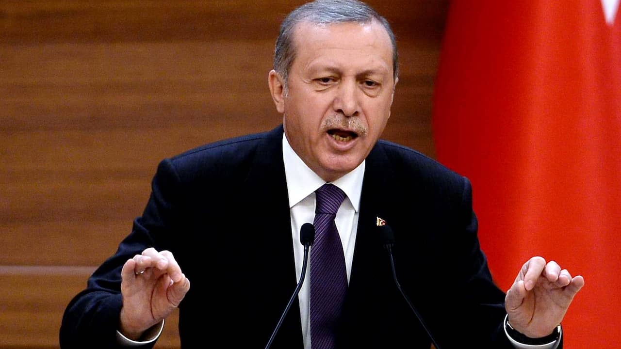 Het Turkse parlement moet snel gaan praten over een nieuwe grondwet. Dat betoogde de Turkse president Recep Tayyip Erdogan woensdag in zijn eerste speech na de verkiezingsoverwinning van zijn AK-partij. 