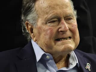 Oud-president Bush (93) na twee weken weer ontslagen uit ziekenhuis