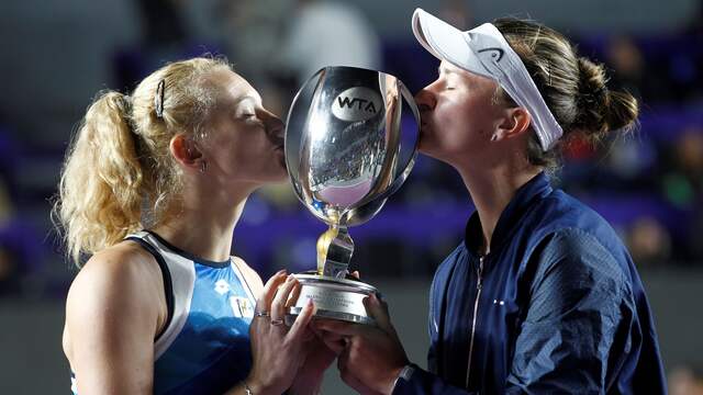 Katerina Siniaková (links) en Barbora Krejcíková beleven een erg succesvol jaar.