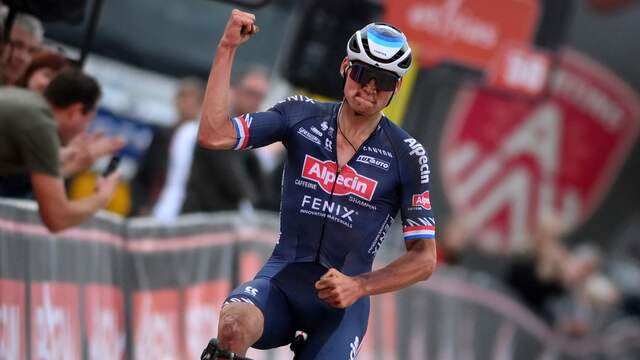 Mathieu van der Poel juicht bij zijn winst bij de Antwerp Port Epic.