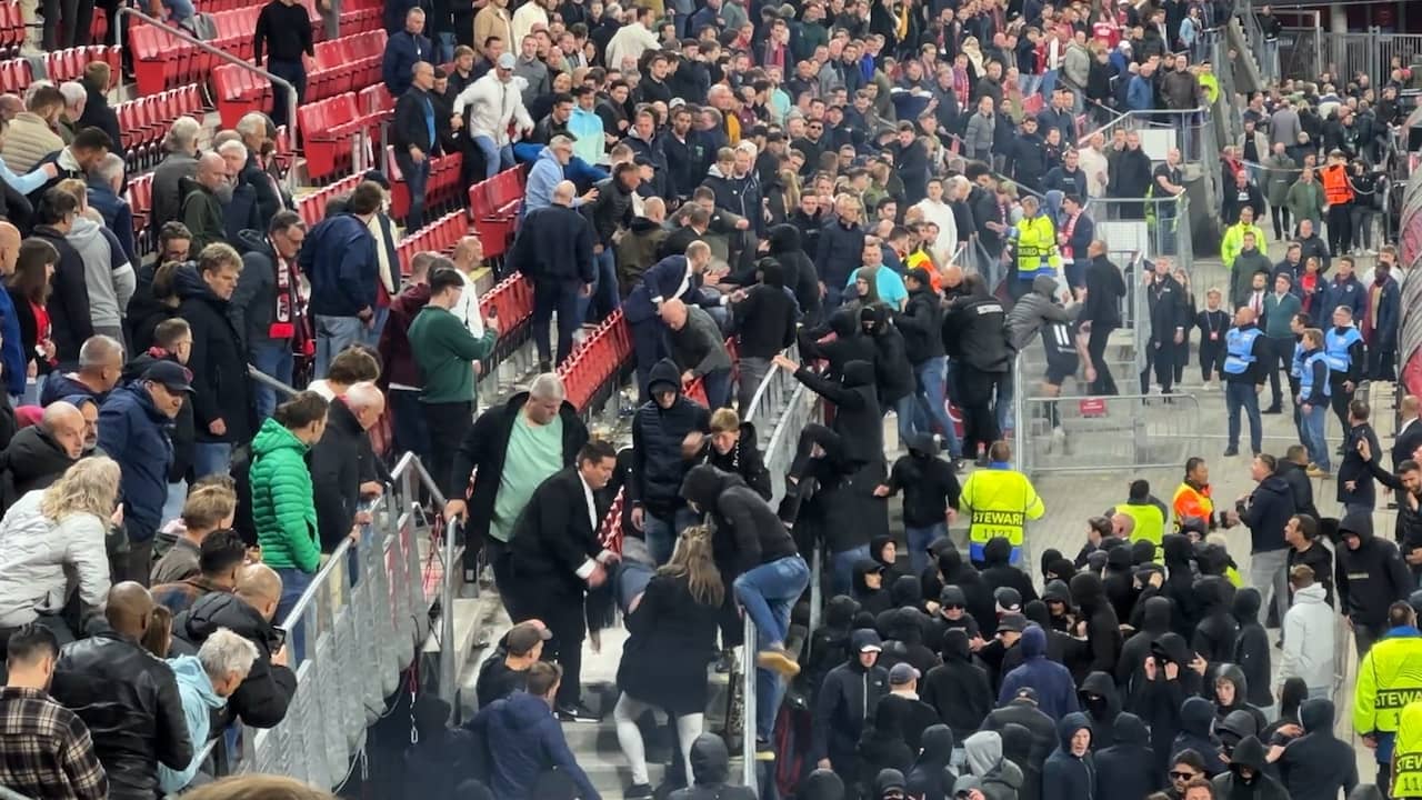 Beeld uit video: Rellende AZ-fans vallen aanhang van West Ham aan op tribune