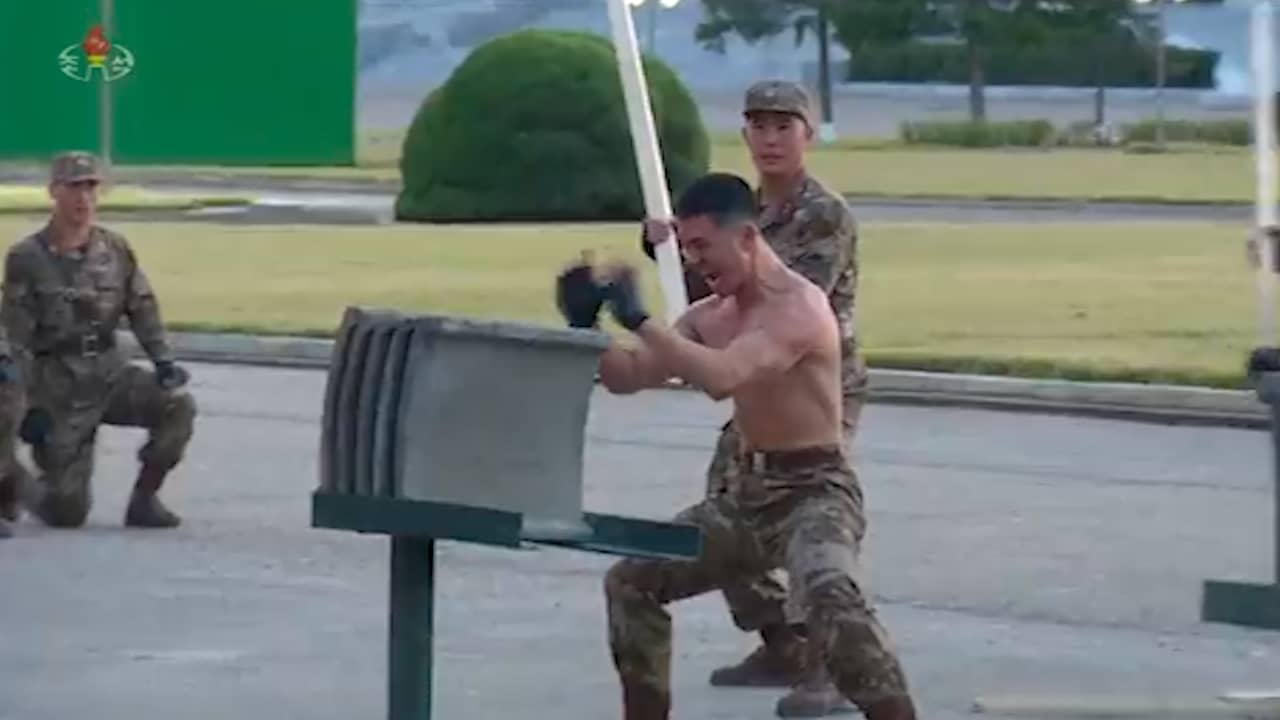 Beeld uit video: Noord-Koreaanse soldaten geven demonstratie van extreme vechtsporten