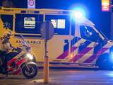 Man raakt gewond in Zwolle als hij met auto de sloot in rijdt