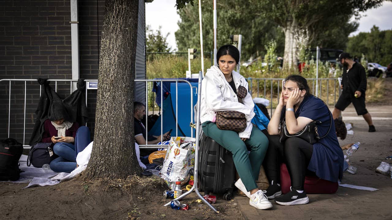 The hustle and bustle in Ter Apel carries on: around a few hundred asylum seekers rest outside all over again |  NOW