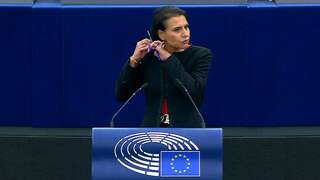 Europarlementariër knipt haar af om Iraanse vrouwen te steunen