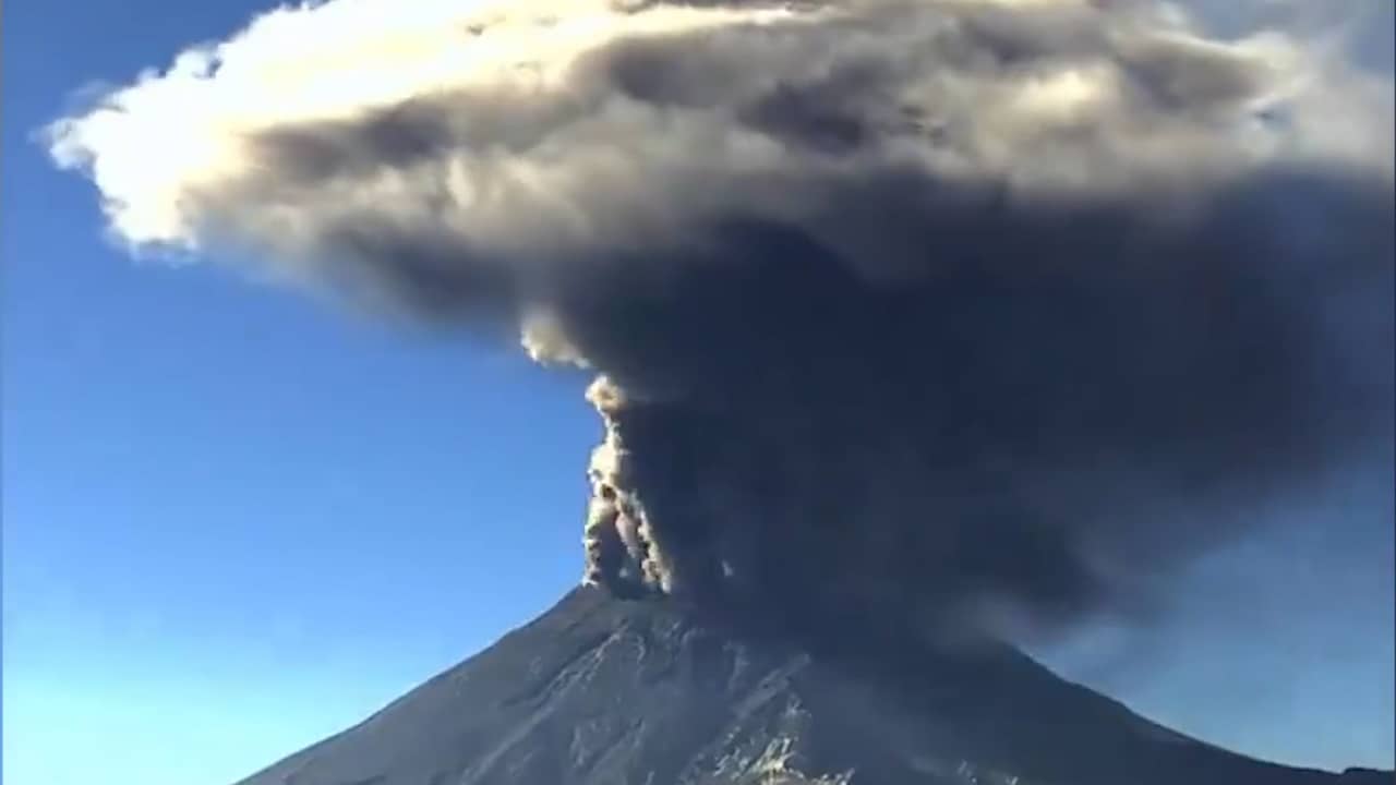 Beeld uit video: Timelapse toont rookuitbarsting vulkaan Popocatépetl
